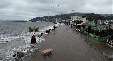 Gemlik'te deniz taştı, sahil yolu sular altında kaldı...O anlar havadan görüntülendi