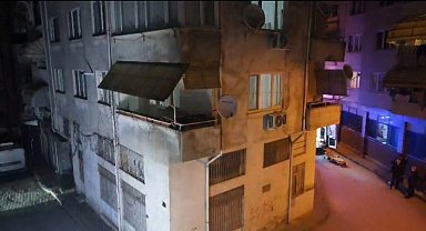 Gemlik'te hasarlı apartman tahliye edildi, sokak trafiğe kapatıldı