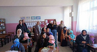 Gençlerin el emeğiyle hazırladığı hediyeler, minik yürekleri ısıttı