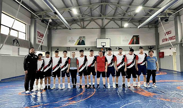 Gençlik ve Spor İl Müdürü Kabakcı güreşçilerle mindere çıktı