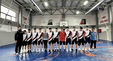 Gençlik ve Spor İl Müdürü Kabakcı güreşçilerle mindere çıktı