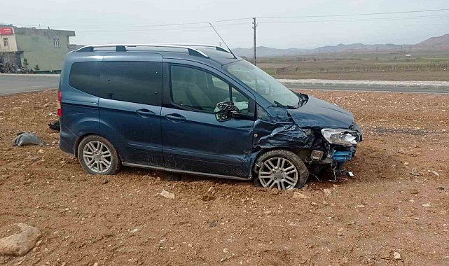 Gercüş'te çarpışan araçlardan burunları bile kanamadan kurtuldular