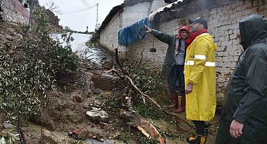 Germencik'te sağanak yağış sonrası başkan çizmeleri giyip sokağa çıktı