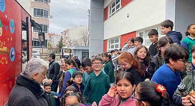 Gezici kütüphane Kırşehir'de 200 kitabı öğrenci ile buluşturdu