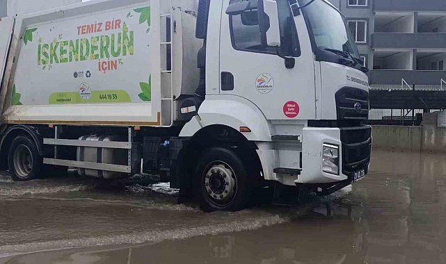 Göle dönen yol yüzünden derse gidemeyen üniversite öğrencisi "Derse gelemeyeceğim" diyerek hocasına seslendi