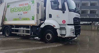 Göle dönen yol yüzünden derse gidemeyen üniversite öğrencisi "Derse gelemeyeceğim" diyerek hocasına seslendi