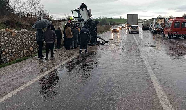 Gönen'de kamyon devrildi: 1 yaralı
