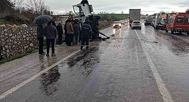 Gönen'de kamyon devrildi: 1 yaralı