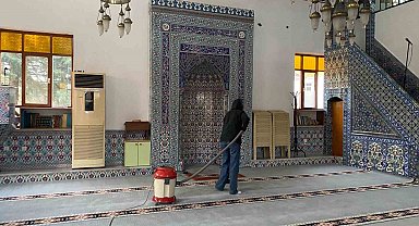 Gönüllü öğrenciler camiyi temizledi