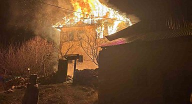 Gümüşhane'de 3 katlı evde yangın: Evdeki yaşlı adamı arama çalışmaları sürüyor