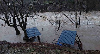 Gündoğmuş'ta sağanak, Uçansu Şelalesi'ni coşturdu