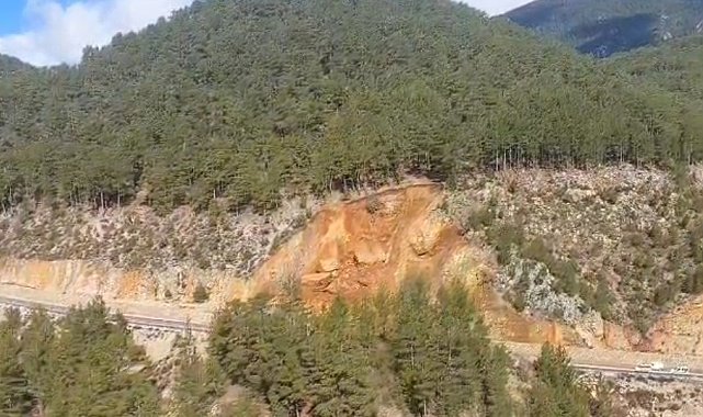 Gündoğmuş'ta toprak kayması: Ulaşıma kapanan yol, tek şeritten trafiğe açıldı