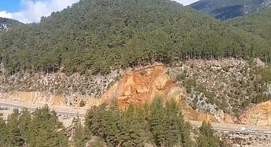 Gündoğmuş'ta toprak kayması: Ulaşıma kapanan yol, tek şeritten trafiğe açıldı