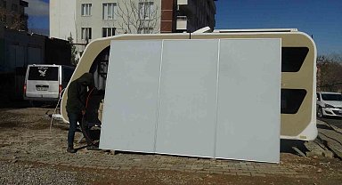 Güneş panellerinde devrim: Gündüz enerji, gece reklam paneli