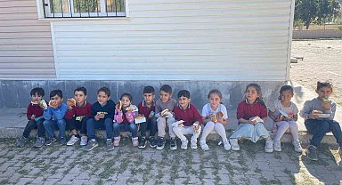 Güroymak'ta öğrencilere simit ve poğaça dağıtıldı