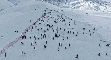 Güzeldağ Kayak Merkezi yarıyıl tatilinin son gününde doldu taştı