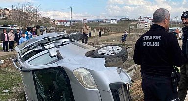 Hafif ticari araç şarampole devrildi: 1 yaralı