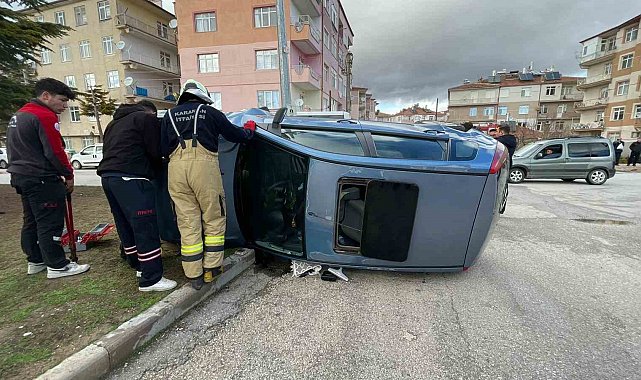 Hafif ticari araçla çarpışan otomobil yan yattı: 2 yaralı