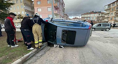 Hafif ticari araçla çarpışan otomobil yan yattı: 2 yaralı