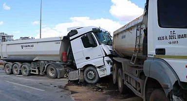 Hafriyat kamyonları çarpıştı: 1 yaralı