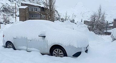 Hakkari'de 210 yerleşim yerinin yolu kapandı