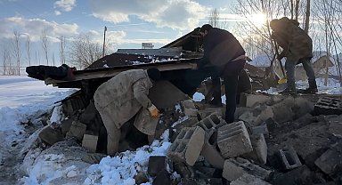 Hakkari'de ahırın çatısı çöktü: 2 hayvan telef oldu