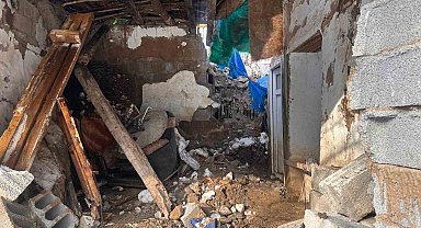 Hakkari'de bir evin üzerine kaya düştü