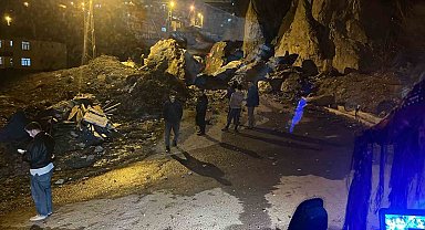Hakkari'de dev kayalar mahalle yoluna düştü