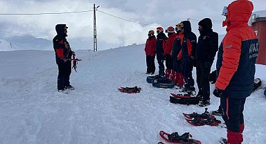 Hakkari'de itfaiye ve AFAD personeline 'Çığda Farkındalık Eğitimi' verildi