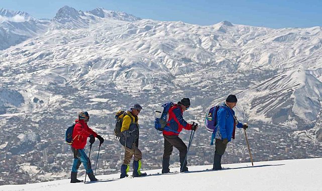 Hakkari'de Vatan Tepesi'ne zorlu kış tırmanışı