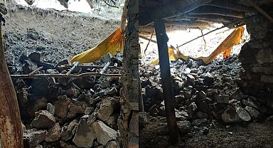 Hakkari'de yağış nedeniyle ahır çöktü