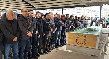 Halı sahada kalp krizi geçiren öğretmen hayatını kaybetti