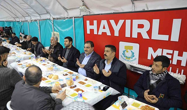 Haliliye'de kurulan iftar çadırında yüzlerce vatandaş aynı sofrada buluştu