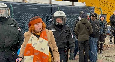 Hamburg'da ağaç kesimine karşı nöbet tutan eylemcilere polis müdahalesi