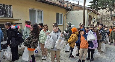 Harçlıklarını biriktirip yaşlıların gönüllerini ısıttılar