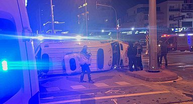 Hasta taşıyan ambulansla otomobil çarpıştı: 4 yaralı