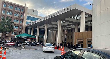 Hastane koridorlarında dolaşan köpek tedirgin etti