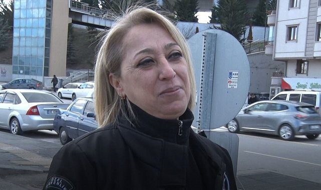 Hastanede uyuyan çocuğun üzerini örten güvenlik görevlisi yürekleri ısıttı