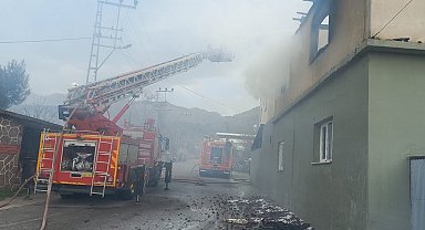 Hatay'da 2 katlı müstakil ev alevlere teslim oldu