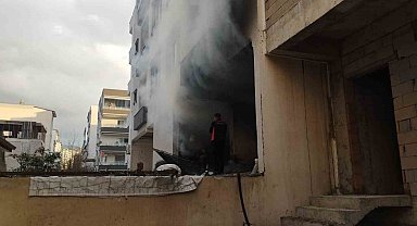 Hatay'da apartman dairesi ve metruk binada yangın