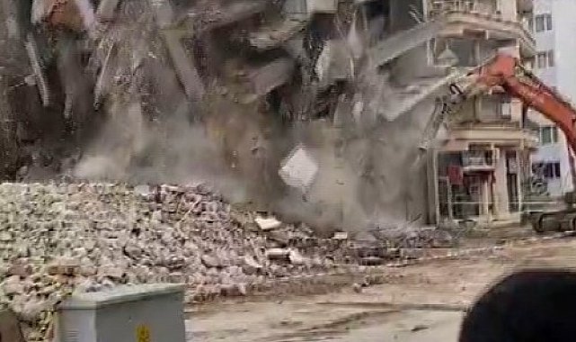 Hatay'da hasarlı 5 katlı bina iş makinesinin darbesiyle yerle bir oldu