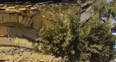 Hatay'da hasarlı bina yıkım esnasında çöktü