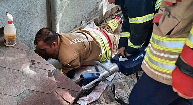 Hatay'da havalandırma boşluğuna düşen köpek kurtarıldı