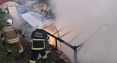 Hatay'da odunluk yangını evlere sıçramadan söndürüldü