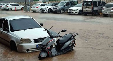 Hatay'da sağanak sele neden oldu, yollar göle döndü