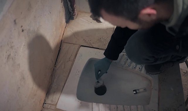 Hatay'da tuvalet deliğinde zulalanan uyuşturucuyu polis buldu