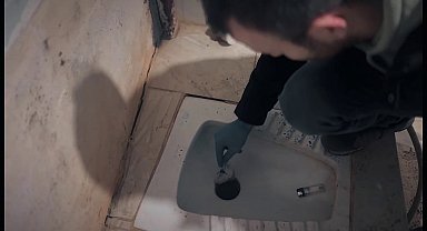 Hatay'da tuvalet deliğinde zulalanan uyuşturucuyu polis buldu