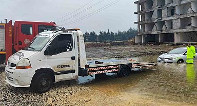 Hatay'da yağışla birlikte yollar göle döndü, araçlar mahsur kaldı