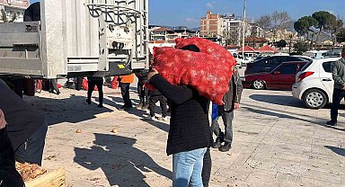 Hayır için dağıtılan tonlarca soğan bir saatte tükendi