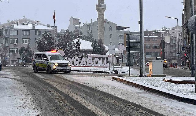 Hayrabolu'da kar yağışı etkisini artırdı: Taşımalı eğitime 1 gün ara verildi